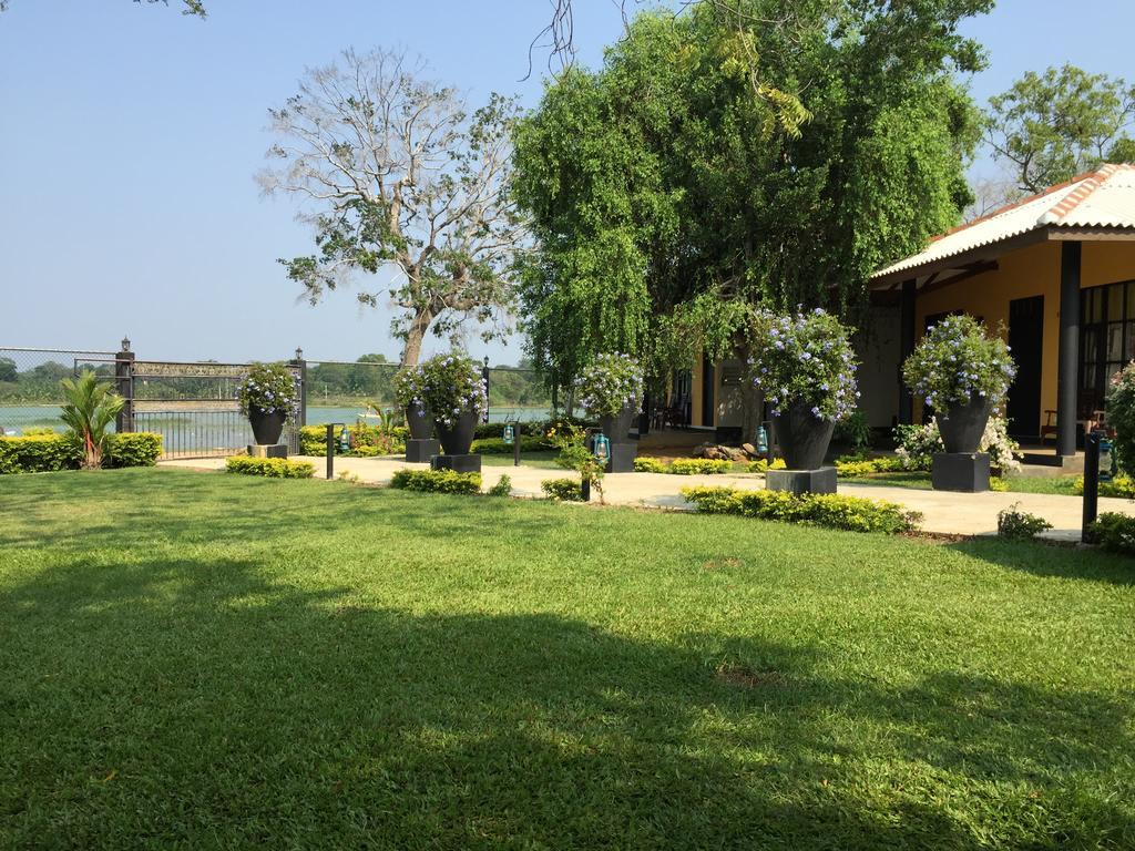 Flower Garden Lake Resort Tissamaharama Extérieur photo