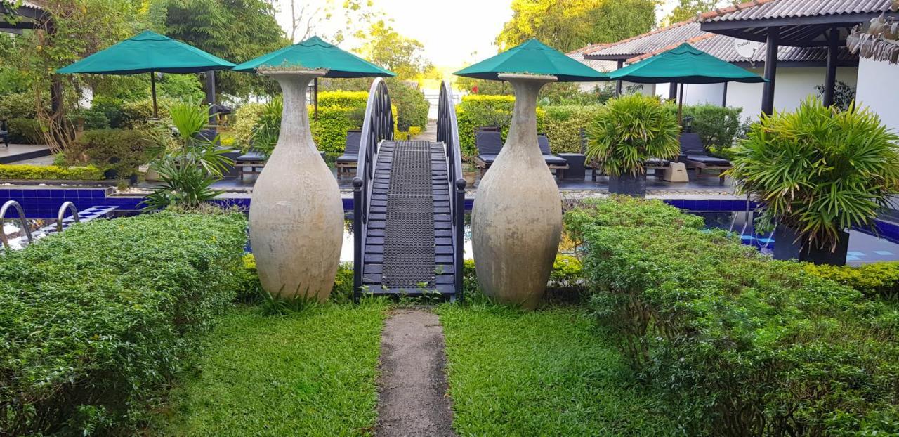 Flower Garden Lake Resort Tissamaharama Extérieur photo