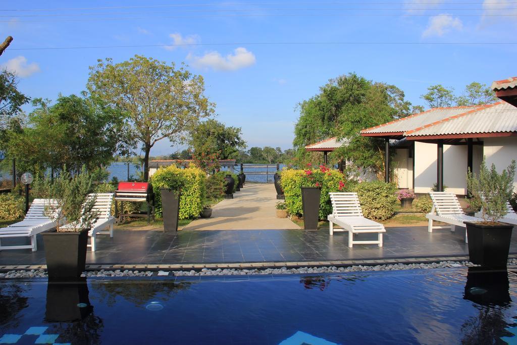 Flower Garden Lake Resort Tissamaharama Extérieur photo
