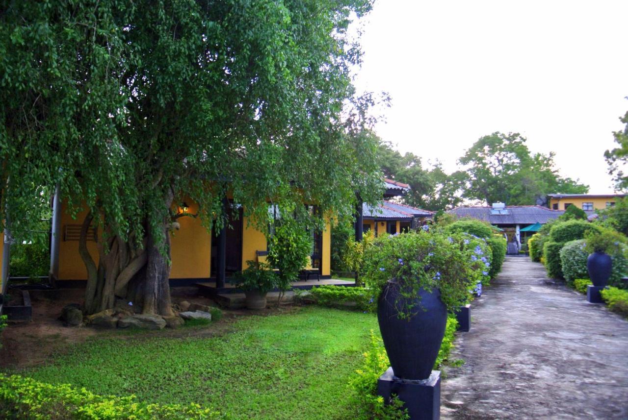 Flower Garden Lake Resort Tissamaharama Extérieur photo