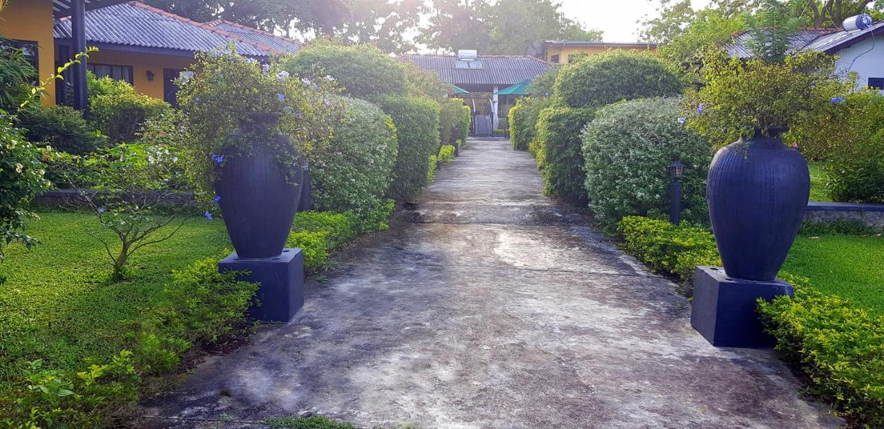 Flower Garden Lake Resort Tissamaharama Extérieur photo